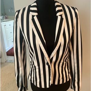 Black and white blazer size sm